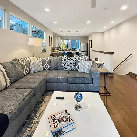 Nashville Skyview Modern Luxury Mins To Broadway Holiday home