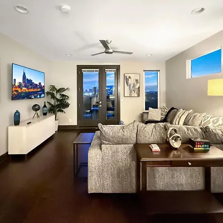 Nashville Skyview Modern Luxury Mins To Broadway Holiday home *