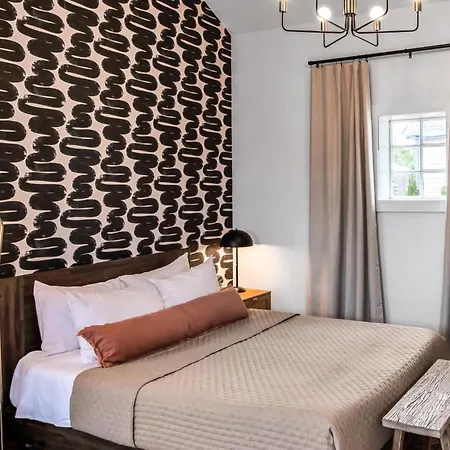 The Woodland Carriage House By Local