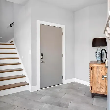The Onyx Edge By Local Holiday home