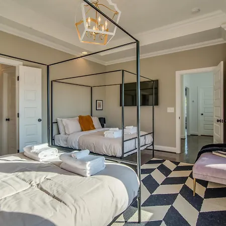 The London On Acklen By Local Holiday home