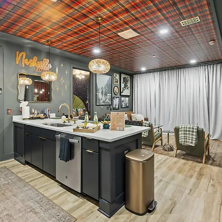 Luxe Trio Sleeps 21 And Rooftop Access Apartment