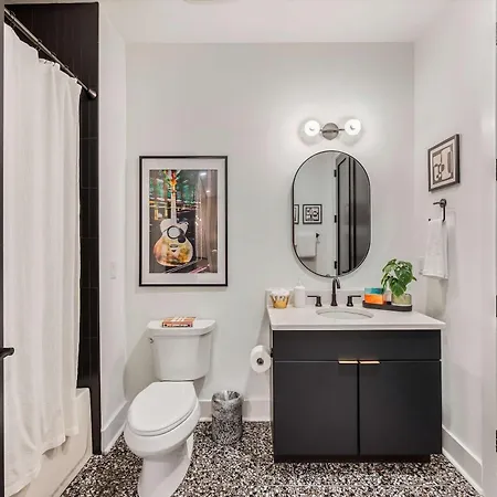 Luxe Trio Sleeps 21 And Rooftop Access Apartment Nashville