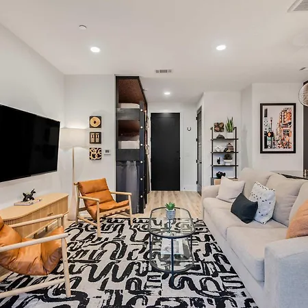 Apartment Luxe Trio Sleeps 21 And Rooftop Access