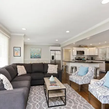 Hip 3 Bed 2 Bath *