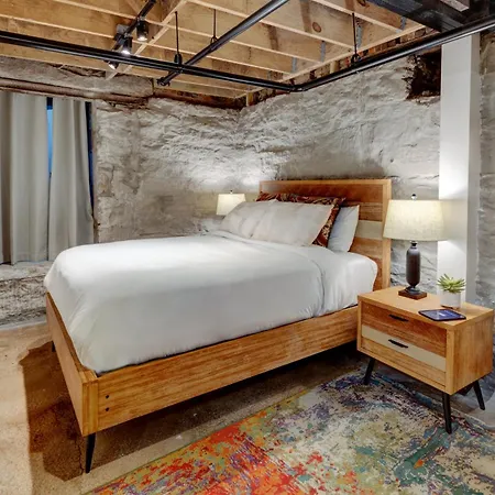 The 1865 Honky Tonk Chic And Luxurious Holiday home *