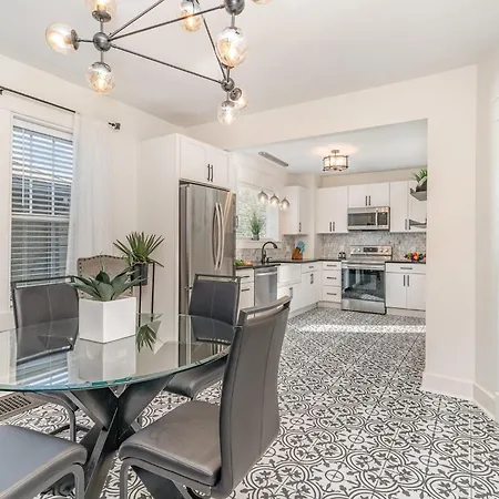- 1815 Pearl St