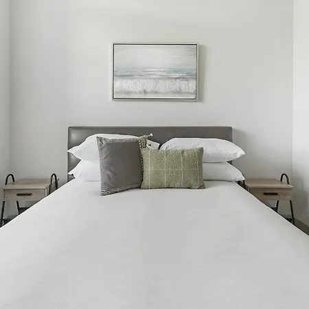 Landing Stylish 1bd Pool Rooftop Lounge Apartment