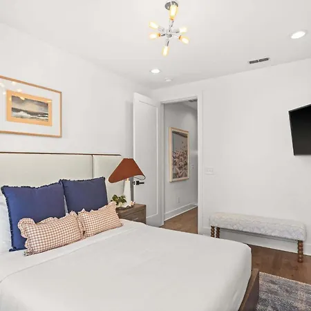 Holiday home 8th Ave South Gem Spacious For Groups Of 12
