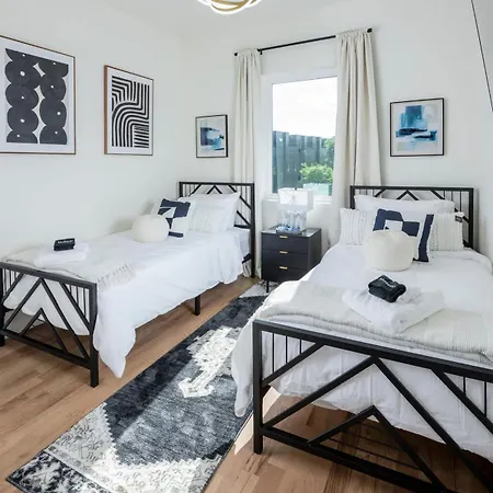 New Luxe Skyline Views - 20' Heated Rooftop Pool Holiday home Nashville