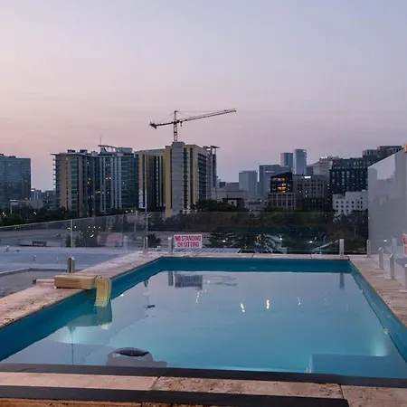 Skyline Views - Rooftop Pool - Maximum Luxury Holiday home *