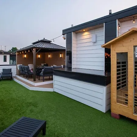 Skyline Views - Rooftop Pool - Maximum Luxury
