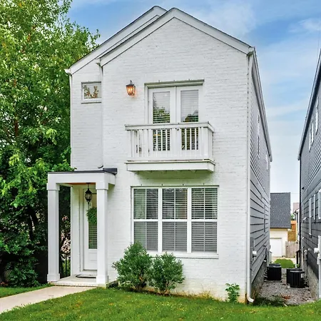Holiday home Downtown Oasis Sleeps 12 And 1 And A Half Miles To Broadway