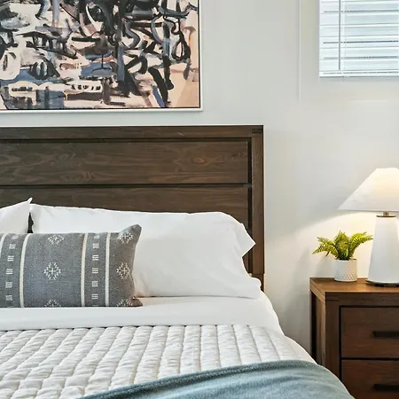 Downtown Oasis Sleeps 12 And 1 And A Half Miles To Broadway Holiday home