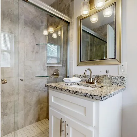 Capitol Hill Retreat B Apartment