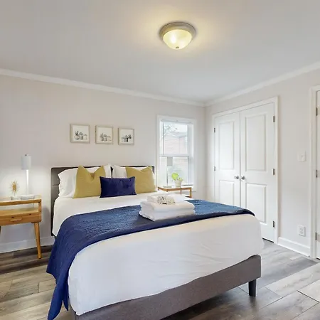 Capitol Hill Retreat B Apartment
