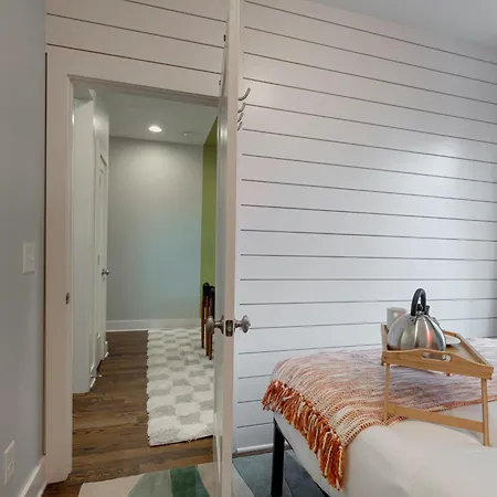 Holiday home Melodic Skyline - Rooftop Views - 5 Mins To Broadway *