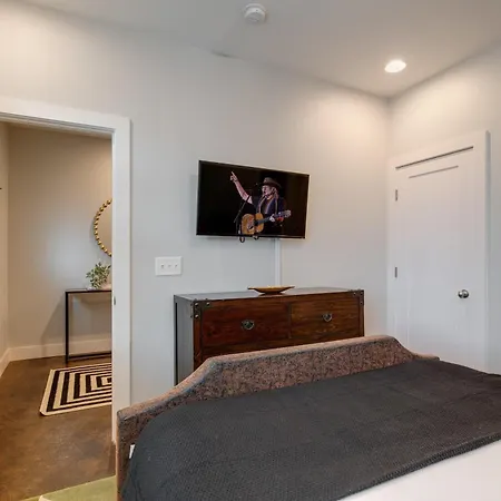 Holiday home Melodic Skyline - Rooftop Views - 5 Mins To Broadway *