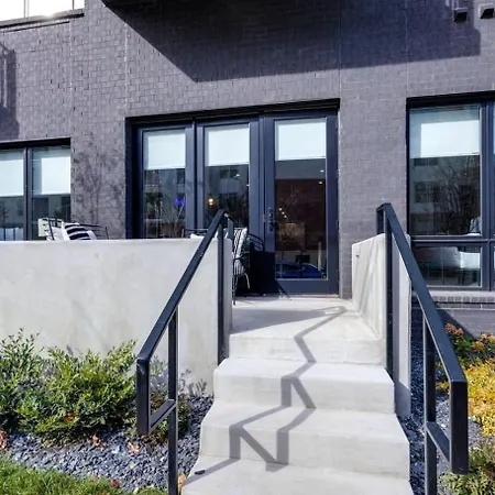 Holiday home 2 Modern In Heart Of Midtown Walkable Location Patio Pool Gym Nashville