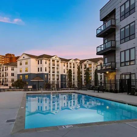 2 Modern In Heart Of Midtown Walkable Location Patio Pool Gym Holiday home *