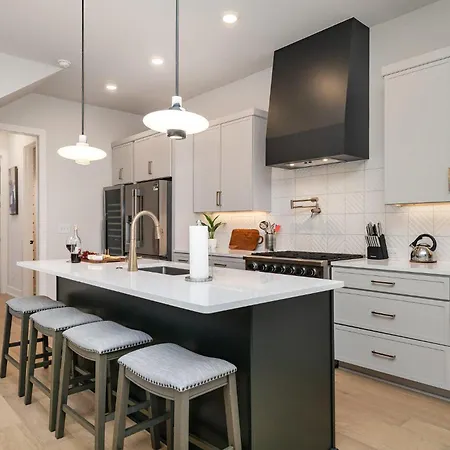 Holiday home Trinity Beats-private Rooftop Deck-east *