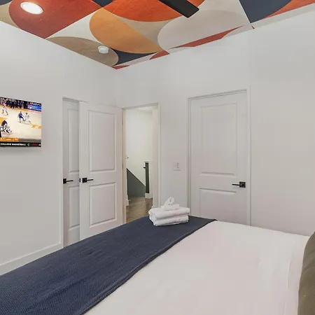 Rhythm Row - Rooftop Hot Tubs - Mins To Broadway Holiday home *