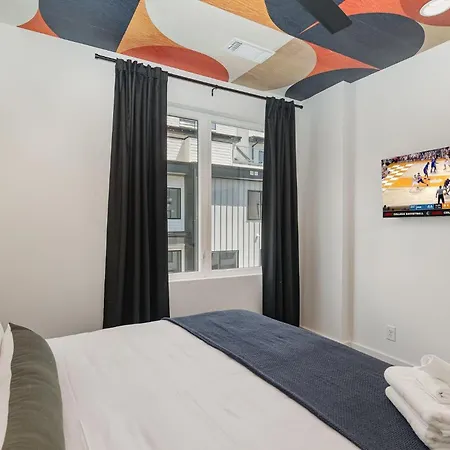 Holiday home Groovy -rooftop Patio W/ Hot Tub -mins To Broadway Nashville