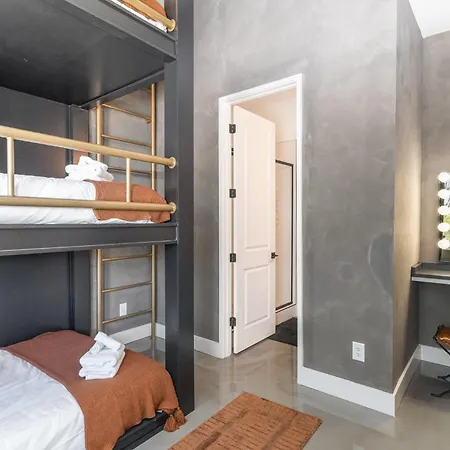 Rhythm Row - Rooftop Hot Tubs - Mins To Broadway Holiday home *