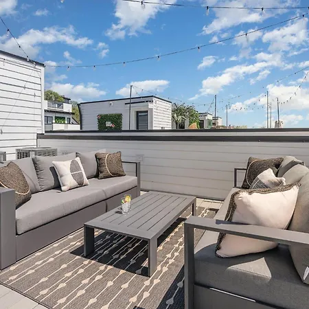 Holiday home Rhythm Row - Rooftop Hot Tubs - Mins To Broadway *