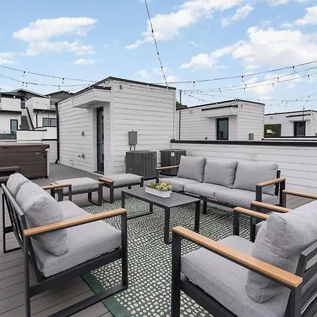 Holiday home Rhythm Row - Rooftop Hot Tubs - Mins To Broadway *