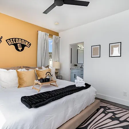 Rhythm Row - Rooftop Hot Tubs - Mins To Broadway Holiday home Nashville