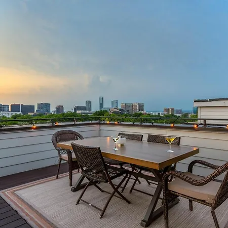 Melodic Skyline - Rooftop Views - 5 Mins To Broadway Holiday home *
