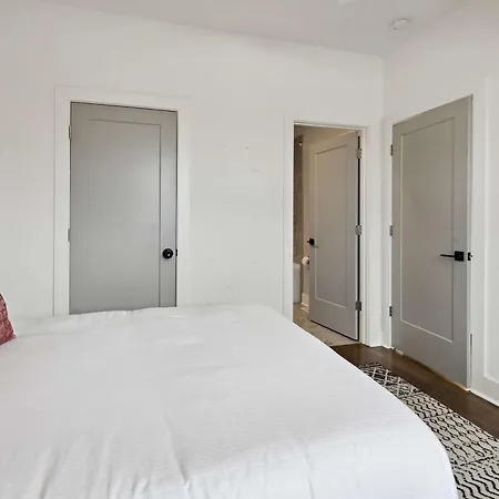 West End Oasis'- 2 Side By Side Homes - Patios Holiday home Nashville