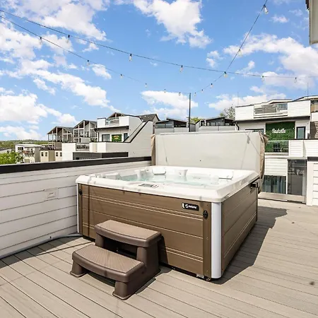 Rhythm Row - Rooftop Hot Tubs - Mins To Broadway Holiday home Nashville