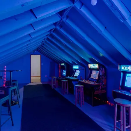 New Playground Hot Tub Games And Broadway Buzz Holiday home *