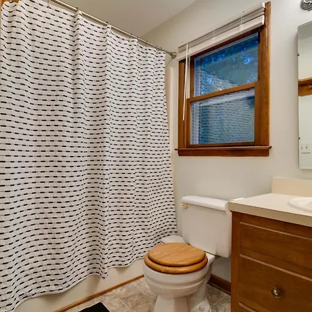 Holiday home New Playground Hot Tub Games And Broadway Buzz