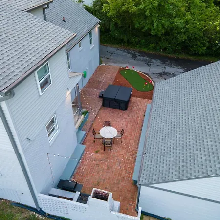 Holiday home New Playground Hot Tub Games And Broadway Buzz *