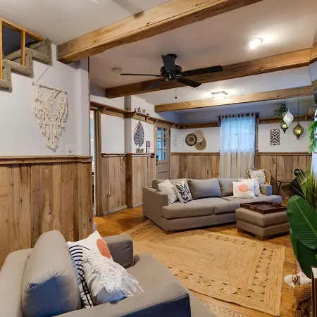 New Playground Hot Tub Games And Broadway Buzz Holiday home *
