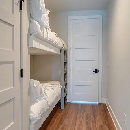 Holiday home Merry Melrose - Rooftop Patio - 5 Mins To Broadway