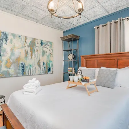 Holiday home Blue Pearl - Private Backyard - Mins To Broadway