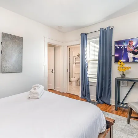 Blue Pearl - Private Backyard - Mins To Broadway Holiday home *