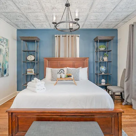 Blue Pearl - Private Backyard - Mins To Broadway Holiday home *