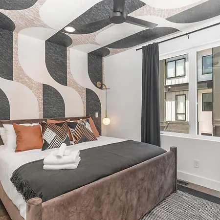 Holiday home Rhythm Row - Rooftop Hot Tubs - Mins To Broadway *