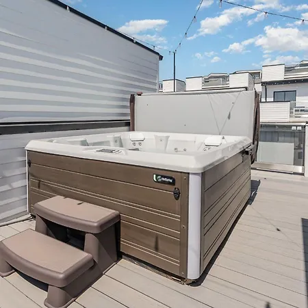 Groovy -rooftop Patio W/ Hot Tub -mins To Broadway *