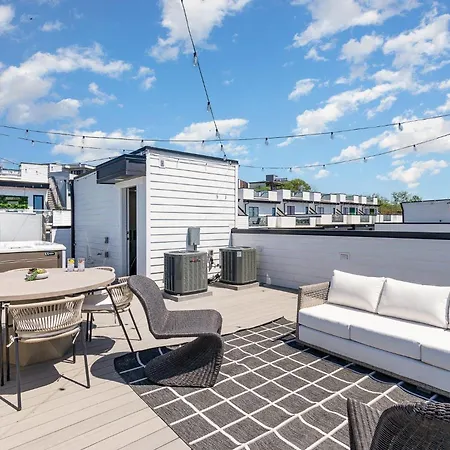Rhythm Row - Rooftop Hot Tubs - Mins To Broadway Holiday home *