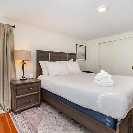 Blue Pearl - Private Backyard - Mins To Broadway Holiday home