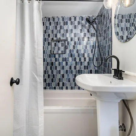 Holiday home Blue Pearl - Private Backyard - Mins To Broadway