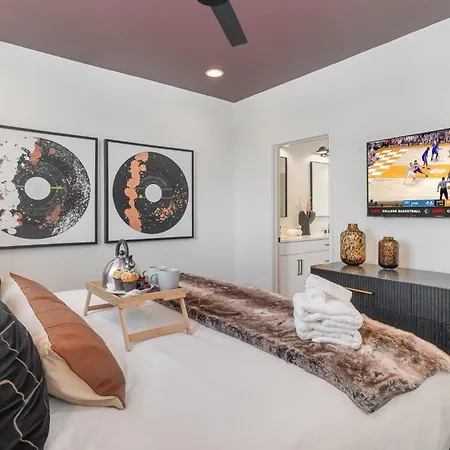 Holiday home Rhythm Row - Rooftop Hot Tubs - Mins To Broadway *