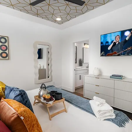 Holiday home Rhythm Row - Rooftop Hot Tubs - Mins To Broadway