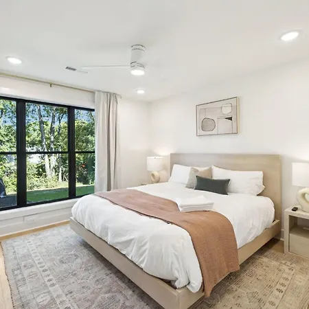 Getaway Rooftop Views & Modern Comfort